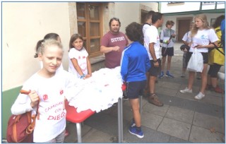 Participantes al comienzo de la ruta en la Plaza de Santa Eulalia