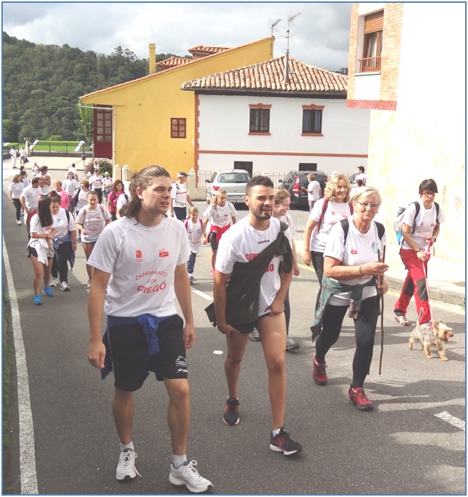 Pablo y Mateo (hermanos de Diego y primeros por la izquierda en primer plano, en ambas fotos), al comienzo de la Marcha, subiendo la calle Diego de Cabranes./ EL ECO