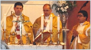 Sacerdote en una misa en Torazo