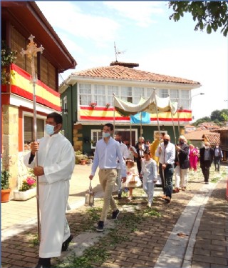 Imagen de la procesin de la Sacramental en Torazo