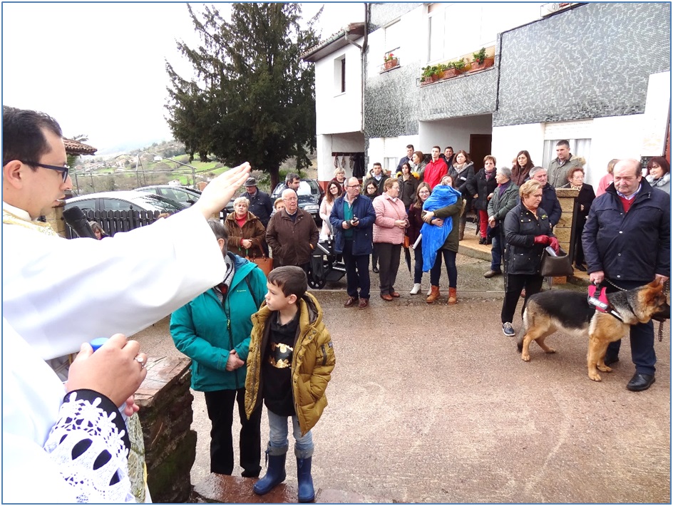 Momento de la bendicin general de mascotas, delante de la Capilla./ EL ECO