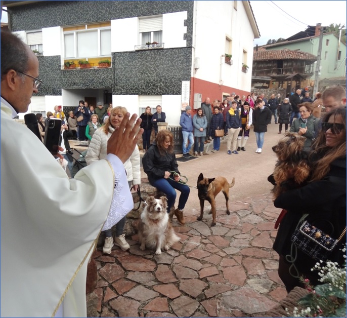 El padre Israel, en el momento de la bendición de mascotas, ante vecinos de Los Villares, Pruneda y otros pueblos.
