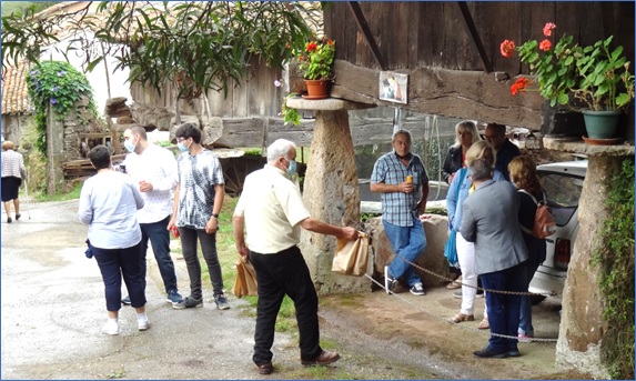 Luis Horacio ofreciendo bolsas. A la izquierda, Palmra Tuero - que nunca sola acudir - se retira para su casa./ EL EL ECO