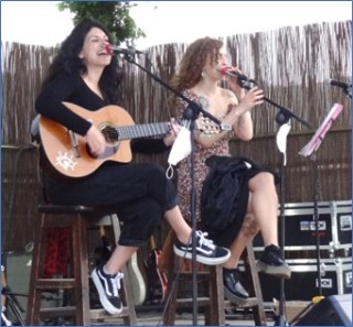Silvia y Gemma (Silvidos y Gemidos) actuando en la Plaza del Emigrante el 23 de julio de 2021. | EL ECO, Archivo