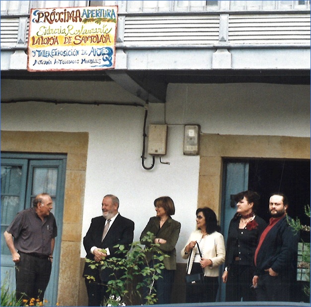 Carmen y Vicente, a la derecha, escuchaban en mayo de 2005 la conversaci�n de Jos� Luis Balb�n con Severino Gonz�lez (de Niao), antes de intervenir ella.