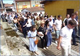 En la foto, parte del gento tras la imagen de la Virgen