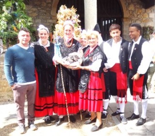Mostrando la boroa con su autora, Josefina Prida.