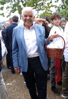 Jose Manuel Cobian posando con la boro�a subastada
