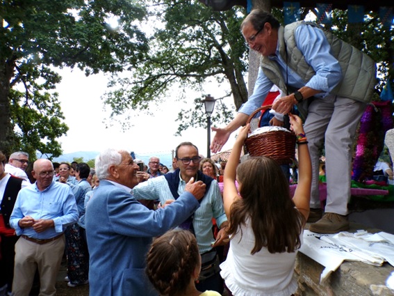 Jos� Manuel Cobi�n recibe la felicitaci�n de Manuel �ngel, tras adjudicarle la boro�a que est� en la cesta.