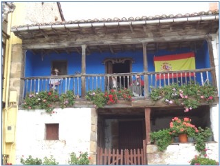 Imagen de una casa con bandera de Espaa