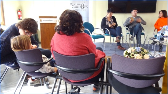 El escenario de su intervencin. A su izquierda Vernica Snchez. EL ECO