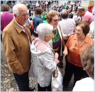Conversando en Torazo con compaeras de su poca (Ana Mari Prstamo  -de La Baraya- y Mari Nieves Corripio  -de Parandi-) y con Ismael Prieto Canellada (de Peella), ex presidente del Centro Asturiano de Buenos Aires. / Fotos: ELECO