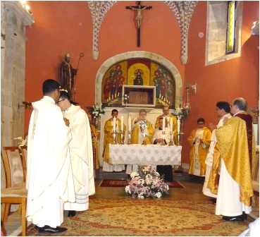 Oficiando, en el centro del Altar, Sebastin Hugo Castelli; a la izquierda de l (en la foto), Michel Pablo Valverde; y tercero por la derecha, Hermes Osorio./ EL ECO