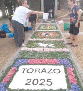Haciendo la alfombra floral