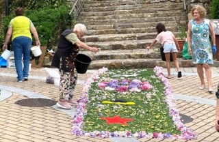 Dando los ltimos retoque a la alfombra floral