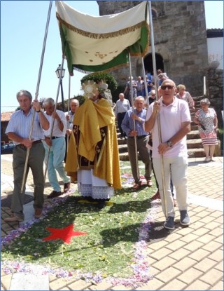 La procesin pasando por una de las alfombras florales