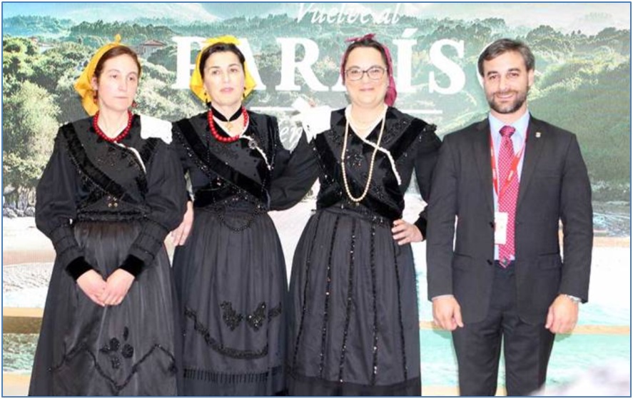 Mari Carmen Fabin Huerta, Mara Jos Hevia Velasco, Sonia Iglesias Gonzlez y Gerardo Fabin, en el escenario del Principado en `Fitur`, al final del acto