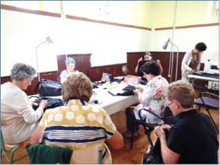 En esta foto, mujeres en plena tarea de confeccin, en agosto ltimo. EL ECO