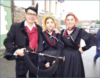 Los Hermanos Hevia con Amelia (la Xana) el pasado mes de diciembre, tras contribuir a la celebracin de la Fiesta patronal de Santa Eulalia. | EL ECO