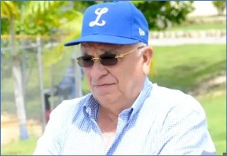 Con la gorra del Tigres del Licey, el equipo de bisbol del que fue exitoso Presidente.