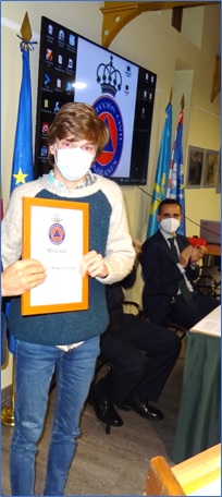 En la foto, con el diploma de Voluntario del Ao, aplaudido, al fondo, por el director general de Seguridad del Principado, el pasado 10 de diciembre. EL ECO