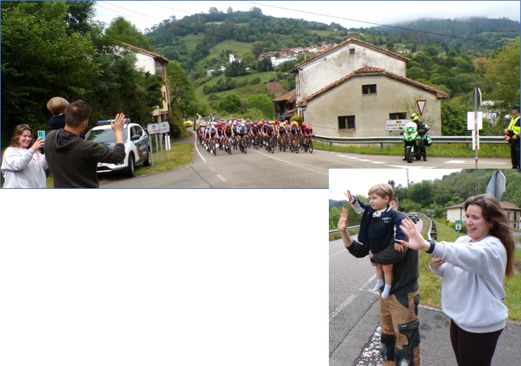 Paso de la vuela ciclista de mujeres y Manuel y sus padres saludando a las participantes