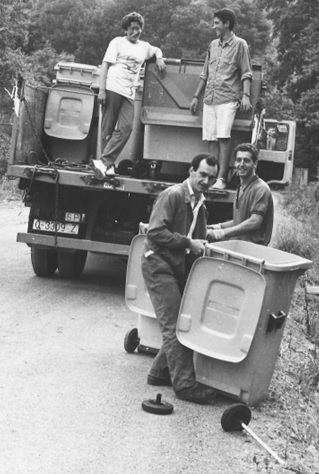 Jos� Andr�s haciendo reparaciones en los contenedores de basura