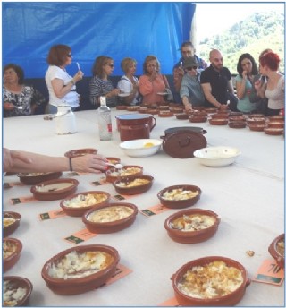 Imagen de la mesa de las tarrinas de concurso
