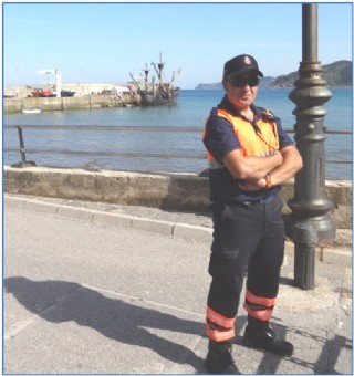 Juan Jos Rojo custodiando el paso de visitantes en la Nao Victoria