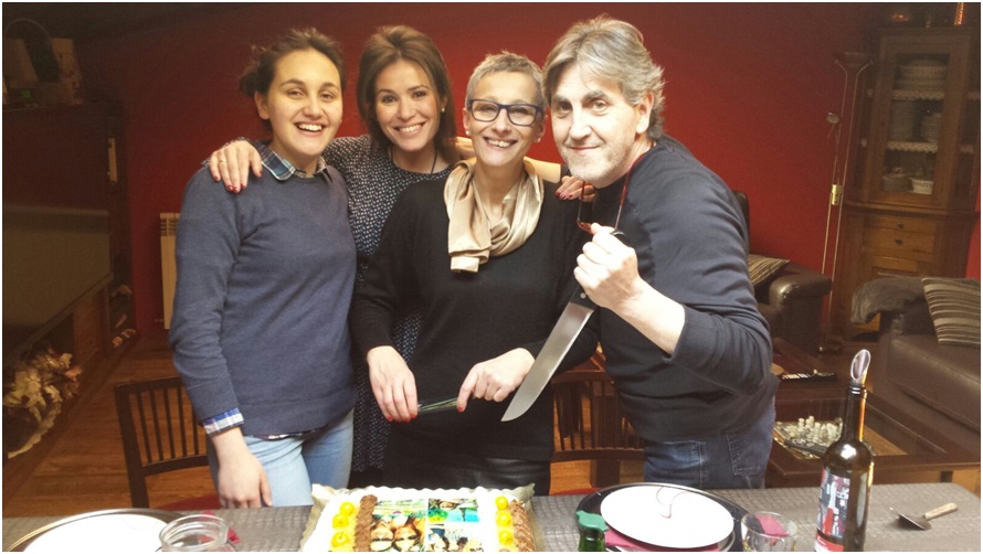 Rebeca Gonzlez entregando el tradicional bollu a su ahijada