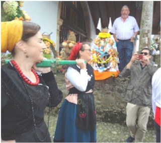 Hevia grabando a su hermana en la procesin del Carmen de Torazo 2017