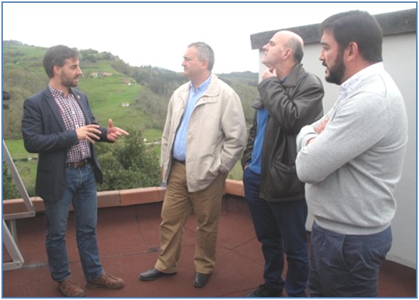 Imagen del Director General de Vivienda y el Alcalde de Cabranes