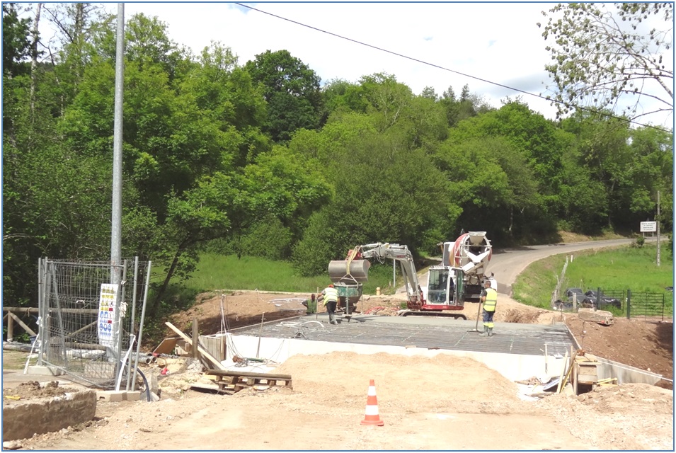 Vista de las obras en el puente sobre el ro Sales