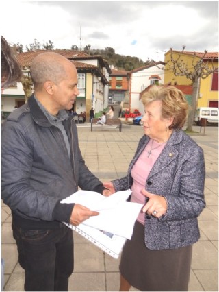 Edgar Borges hablando con Esther Palacio