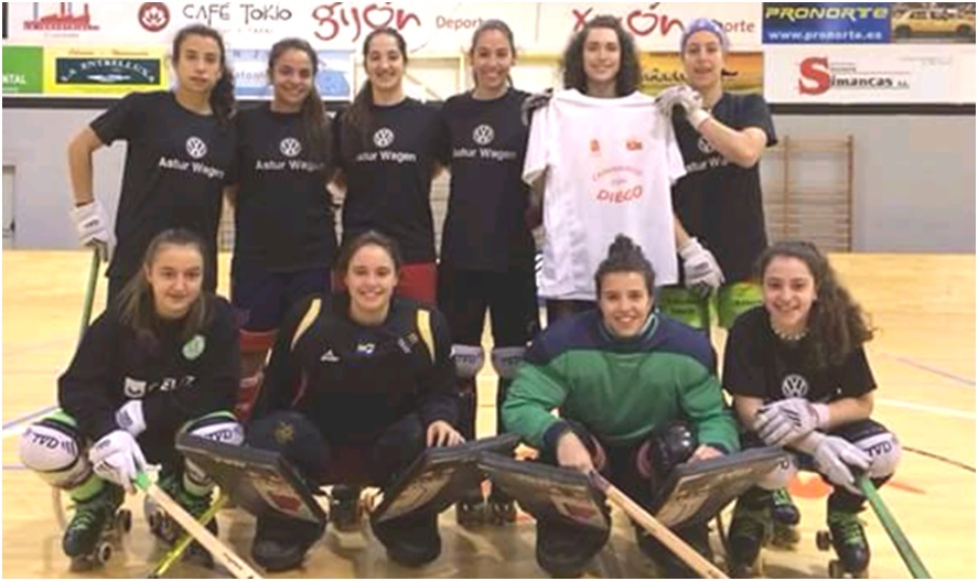 foto de las campeonas del Hostercur gijons (de hockey), con la camiseta de apoyo a la marcha Caminando con Diego
