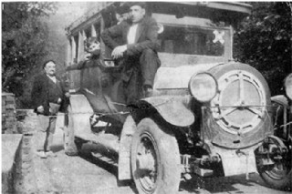 Jess Arango (a la izquierda), con Jos lvarez Junco (de La Via, sobre el estribo de su autocar), y Jos Manuel  lvarez (despus de Autocares Cabranes,  asomado a la ventanilla), hacia 1925.