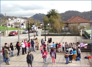 Imagen de la Plaza del Emigrante con las jovenes generaciones de Cabranes