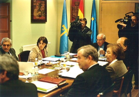En la foto, de ese histrico da, por la izquierda del fondo y en crculo: Jos Luis Iglesias Riopedre (Educacin y Ciencia), Mara Jos Ramos (Presidencia), Vicente lvarez Areces (Presidente), Jaime Rabanal (Economa), Laura Gonzlez lvarez (Vivienda y