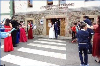 Ayuntamiento de Cabranes, que promueve estos descuentos, y en cuyo edificio Consistorial (en esta foto, saliendo unos recin casados) deben presentarse las solicitudes. / EL ECO, Archivo