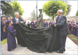 Hevia (derecha) con Elona Vega descubren la estatuta Creciendo.