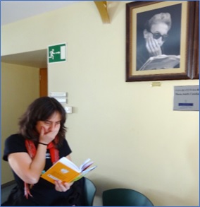 En la foto, en 2015, en Santa Eulalia, imitando, a peticin de este peridico, el gesto lector de su abuela. EL ECO, Archivo