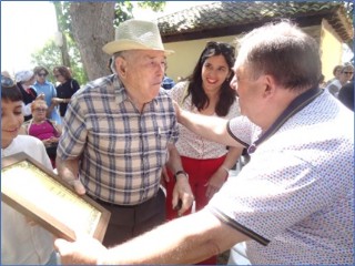 En la foto, recibiendo de Jos Manuel Cobin el diploma.