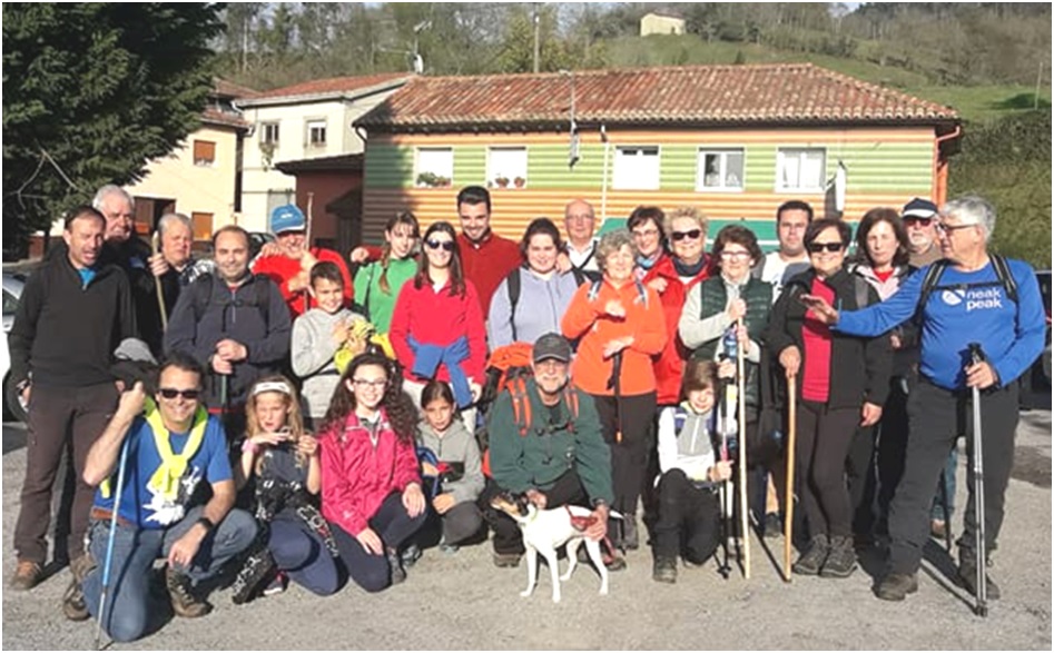 Participantes en la caminata nocturna