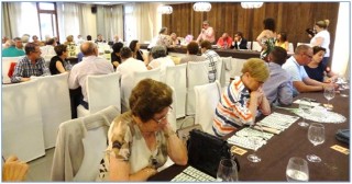 Todos pendientes de los sorteos, en la ltima fiesta de los jubilados cabraneses en Amandi, el 13 de julio de 2019. / EL ECO