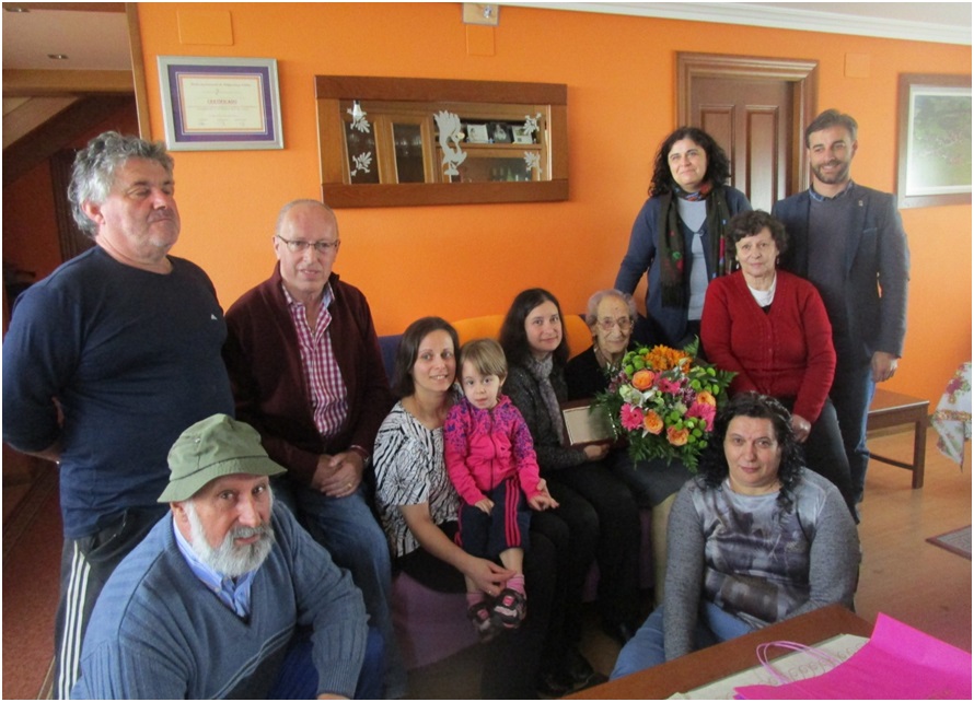 La abuela 2016 con su familia y autoridades