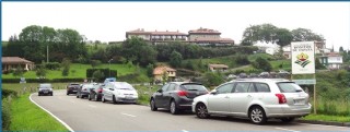 Hilera de coches en Torazo, hace cinco aos, para la Boroa. | EL ECO, Archivo