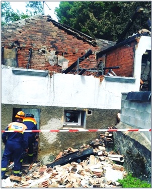 En la foto, dos voluntarios entrando a la vivienda incendiada el pasado 13 de junio en Mases, para verificar que ya no quedaban focos activos.