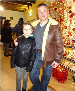 Foto: EL ECO (de padre e hijo en el hall interior del Ayuntamiento, el pasado sbado, tras disfrutar de la Cabalgata de Reyes).