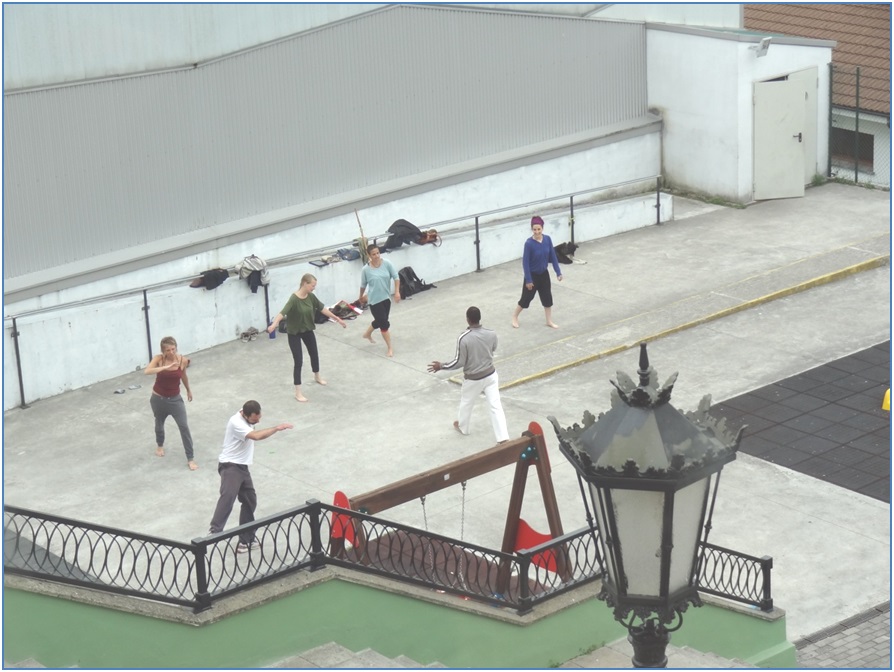 Actividad en la entrada del Poli