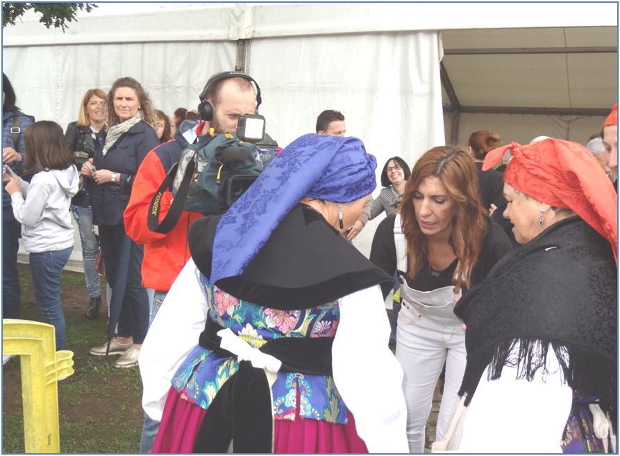 Mila Payo mirando uno de los trajes del grupo folclorico Los Yerbatos y Corriellu la Pandorga